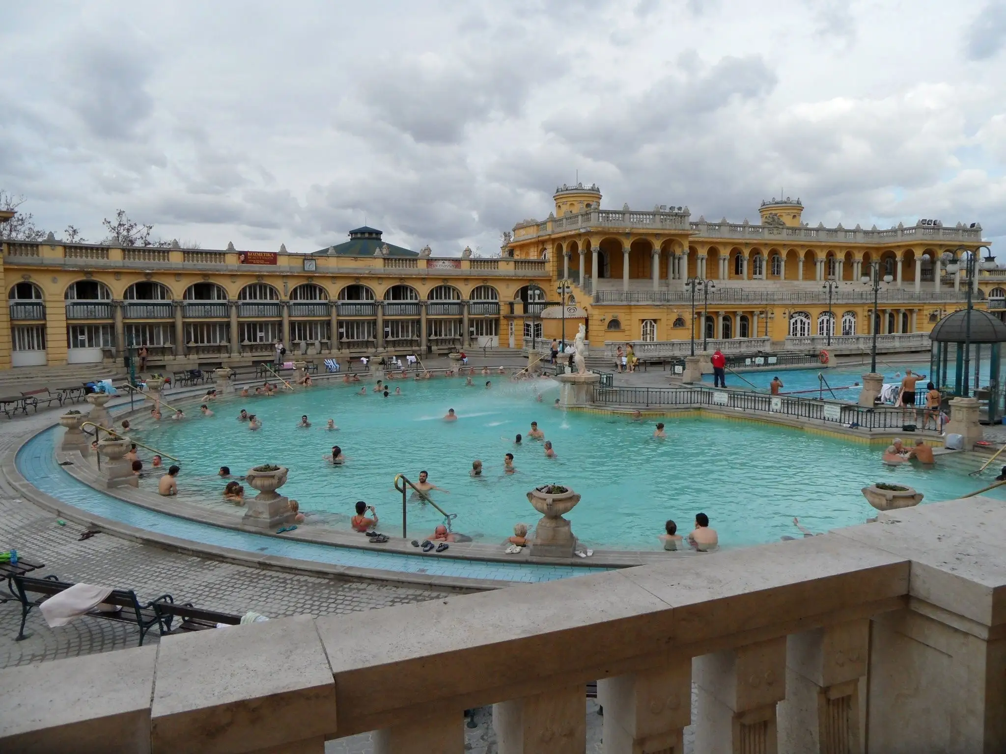 Aussenbecken des Széchenyi-Thermalbades in Budapest